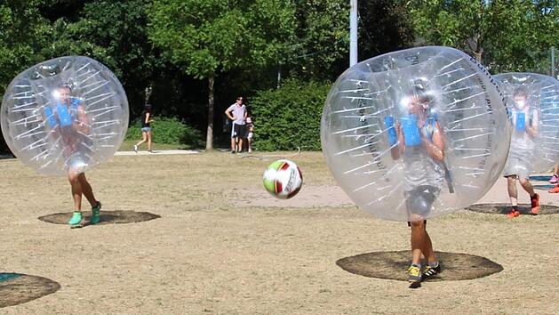 Gleich im doppelten Sinn ist beim Bubble Soccer Ballgef&uuml;hl gefragt. Foto: Cindy D&ouml;tschel/Archiv