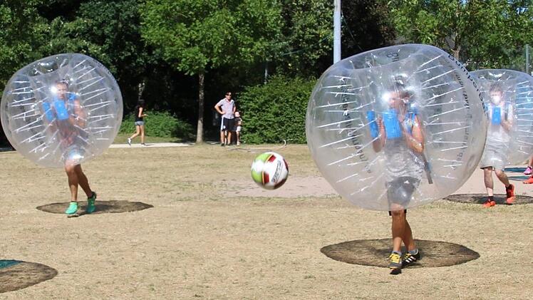 Gleich im doppelten Sinn ist beim Bubble Soccer Ballgefühl gefragt. Foto: Cindy Dötschel/Archiv