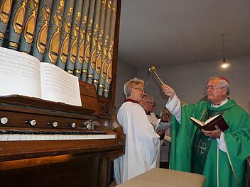 Bischof em. Dr. Friedhelm Hofmann segnete die neue Orgel in der St. Kilians-Kirche in Kilianshof.  Marion Eckert