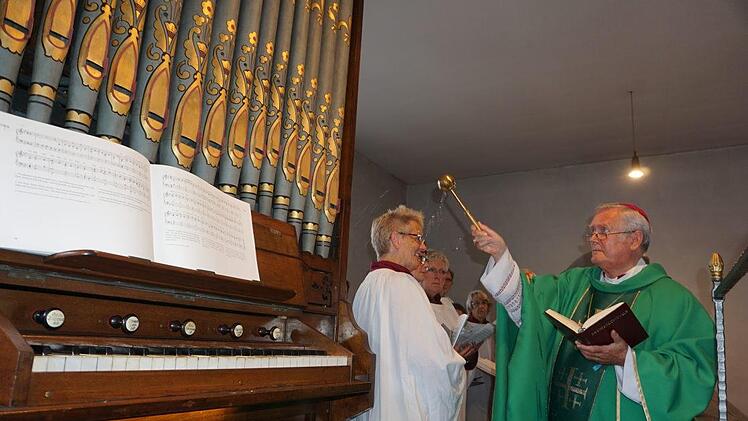 Bischof em. Dr. Friedhelm Hofmann segnete die neue Orgel in der St. Kilians-Kirche in Kilianshof.  Marion Eckert