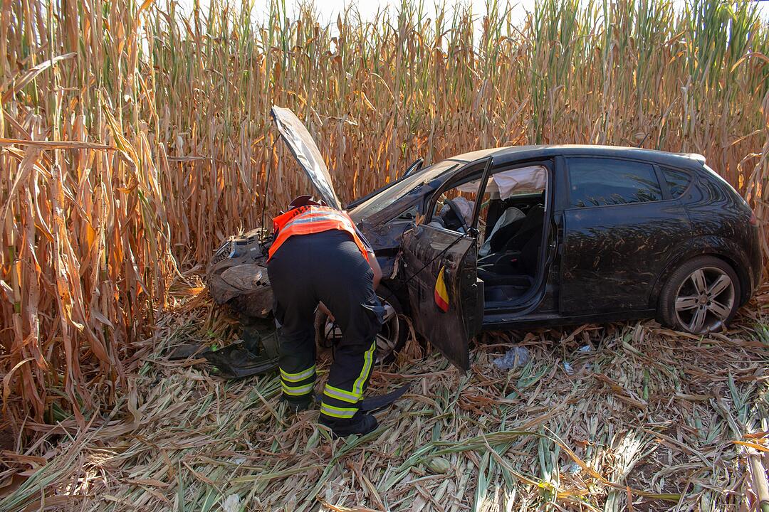 Nach Frontalcrash mit drei Autos: Ein Fahrzeug landet im Maisfeld