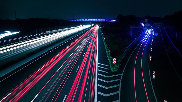 Ein 19-J&auml;hriger ist in der Nacht auf Sonntag betrunken zu Fu&szlig; &uuml;ber die Autobahn geirrt. Offenbar kannte er den Weg zu seiner Wohnadresse nicht mehr. Symbolfoto: pixabay/Tobias-Steinert