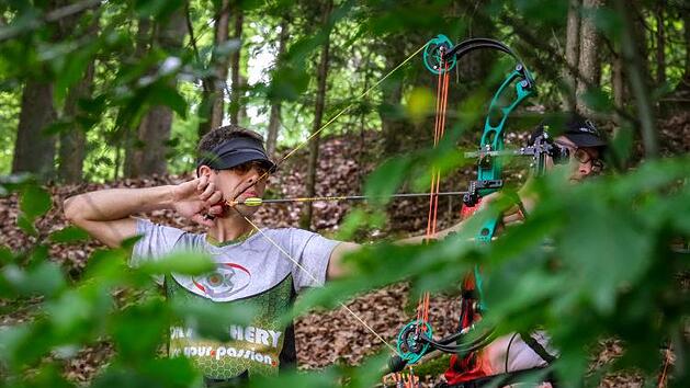 Mit futuristisch anmutenden Gerätschaften visiert der Bogensportler von heute seine Ziele an. Foto: Marian Rudek