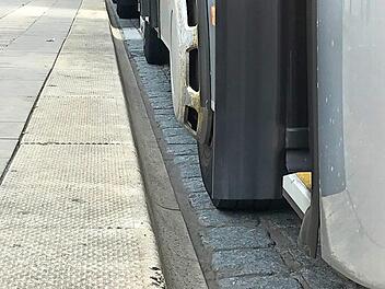 Der Abstand vom Bus zum Bordstein wurde ebenfalls ausgiebig diskutiert.  Foto: Michael Busch