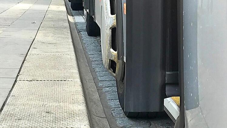 Der Abstand vom Bus zum Bordstein wurde ebenfalls ausgiebig diskutiert.  Foto: Michael Busch