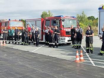 Die Fahrzeugf&uuml;hrer bei der Einweisung in den praktischen Teil Foto: Feuerwehr