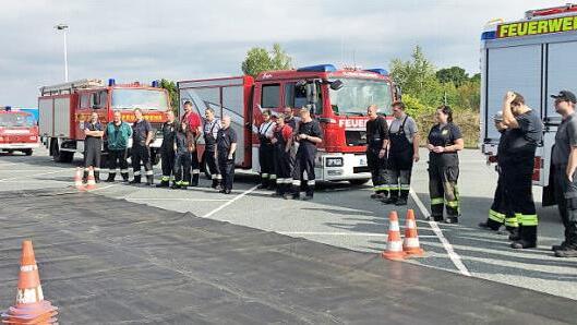 Die Fahrzeugf&uuml;hrer bei der Einweisung in den praktischen Teil Foto: Feuerwehr