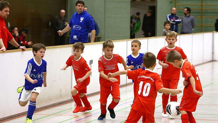 Im Einlagespiel der F-Junioren zwischen dem VfB Kulmbach (blaue Trikots) und dem FC Ludwigschorgast (rot) hieß es am Ende 2:2. Foto: Monika Limmer