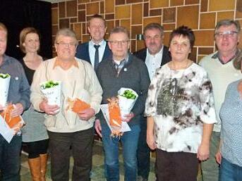 Ehrungen und Neuwahlen standen beim OGV Steinrod/Thierach an (von links): Uwe Holland, Lucy Niller, Helmut Rosenbauer, Marco Steiner, Jürgen Holland, Reiner Brückner, Roselinde Reuter, Meinhard Büchner, Jutta Büchner  Foto: Lothar Weidner