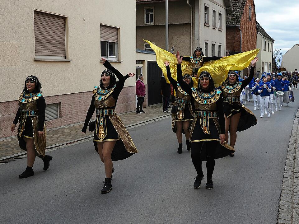 Mit vielen Fuß- und Musikgruppen