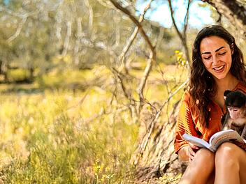 Michi zeigt sich hier im Jahr 2022 mit dem acht Wochen alten Pavianbaby Bodhi, dessen Mama leider von Wildhunden get&ouml;tet wurde.