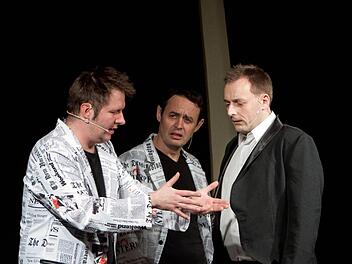 Mit seinem satirischen Jahresrückblick begeisterte das Trio "TBC" beim Gastspiel in Beiersdorf (von links): Michael A. Tomis, Georg Koeniger und Florian Hoffmann. Foto: Jochen Berger