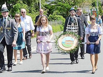 Die Pressiger Schützen boten zusammen mit anderen Schützenvereinen aus dem Frankenwald und örtlichen Vereinen, begleitet von zwei Musikvereinen, einen imposanten Festzug. Bildmitte Schützenkönig Joachim Förtsch (hinter der Schützenscheibe), dahinter Bürgermeister Hans Pietz. Foto: Karl-Heinz Hofmann