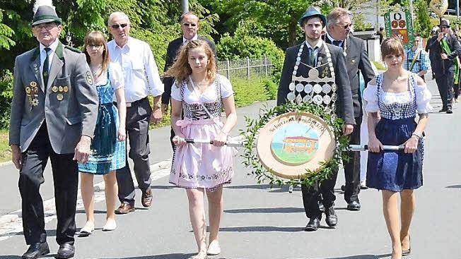 Die Pressiger Schützen boten zusammen mit anderen Schützenvereinen aus dem Frankenwald und örtlichen Vereinen, begleitet von zwei Musikvereinen, einen imposanten Festzug. Bildmitte Schützenkönig Joachim Förtsch (hinter der Schützenscheibe), dahinter Bürgermeister Hans Pietz. Foto: Karl-Heinz Hofmann