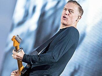 Spielt in Kissingen ein Greatest-Hits-Programm: Bryan Adams kommt am Sonntag zum Open-Air-Konzert in den Luitpoldpark.  Foto: Boris Roessler/dpa