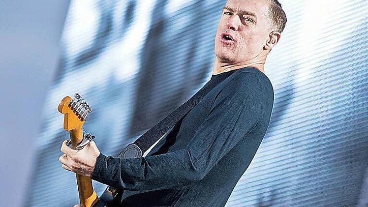 Spielt in Kissingen ein Greatest-Hits-Programm: Bryan Adams kommt am Sonntag zum Open-Air-Konzert in den Luitpoldpark.  Foto: Boris Roessler/dpa