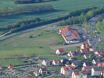 Der Rewe-Markt (rechts oben) bleibt, wo er ist, am Friedhof (links unten) wird keine private Aussegnungshalle gebaut. Foto: Ronald Rinklef/Archiv