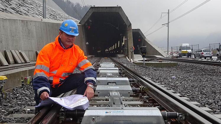 Detlef Obieray am Nordportal bei Erstfeld: Hier beginnt für die Hochgeschwindigkeitszüge künftig die 57 Kilometer lange Tunnelstrecke unter dem Gotthard-Massiv. Foto: Transtec Gotthard