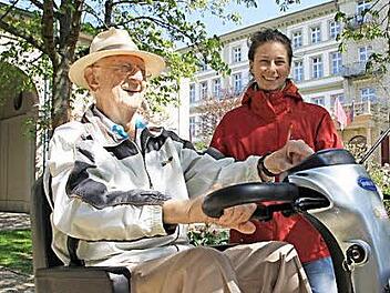 Maxi Ferrari (in Hintergrund) begleitete Senioren bei Probefahrten.