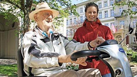 Maxi Ferrari (in Hintergrund) begleitete Senioren bei Probefahrten.