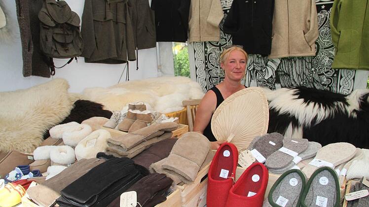 Bei Ulla Klinger von der Schäferei Frank kam kein Kunde in Versuchung, etwas anzuprobieren: Sie hatte unter anderem Schafwollprodukte für den Winter im Angebot. Foto: Sonja Adam