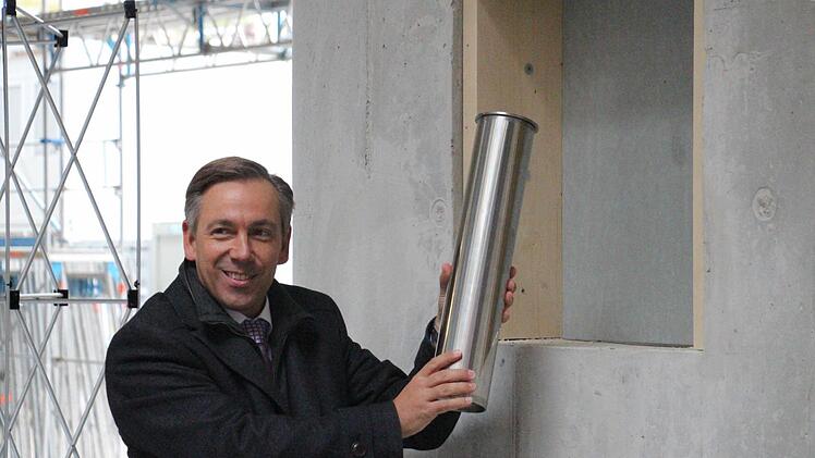 Das Atrium im Neubau des Landratsamts Erlangen-Höchstadt machte beim Richtfest Eindruck. Rund 40 Millionen Euro soll der Bau kosten. Foto: Christian Bauriedel