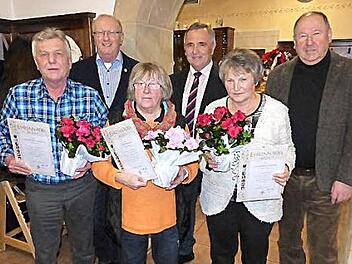 Die Gärten der mit der Goldenen Ehrennadel des Bayerischen Landesverbands ausgezeichneten Personen lobte Kreisvorsitzender Günter Reif bei der Jahreshauptversammlung des Obst- und Gartenbauvereines Kupferberg. Unser Bild zeigt (von links) Reinhard Schmidtkunz, Ortsvorsitzenden Gerhard Schicker, Elsbeth Bauer, Günter Reif, Gerlinde Blinninger und Bürgermeister Alfred Kolenda. Foto: Klaus-Peter Wulf