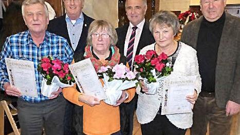 Die Gärten der mit der Goldenen Ehrennadel des Bayerischen Landesverbands ausgezeichneten Personen lobte Kreisvorsitzender Günter Reif bei der Jahreshauptversammlung des Obst- und Gartenbauvereines Kupferberg. Unser Bild zeigt (von links) Reinhard Schmidtkunz, Ortsvorsitzenden Gerhard Schicker, Elsbeth Bauer, Günter Reif, Gerlinde Blinninger und Bürgermeister Alfred Kolenda. Foto: Klaus-Peter Wulf