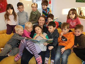 Das Caritas-Kinderhaus "Leo" wurde f&uuml;r vier Jahre in das Bundesprogramm "Sprach-Kitas: Weil Sprache der Schl&uuml;ssel zur Welt ist" aufgenommen. Ulrike Kempf-Grosch las den Kindern beim Lesemarathon eine spannende Geschichte vor. Foto: Desombre