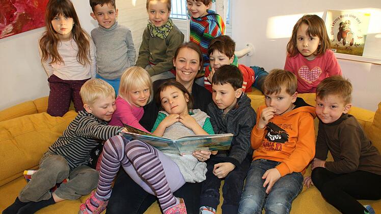 Das Caritas-Kinderhaus "Leo" wurde f&uuml;r vier Jahre in das Bundesprogramm "Sprach-Kitas: Weil Sprache der Schl&uuml;ssel zur Welt ist" aufgenommen. Ulrike Kempf-Grosch las den Kindern beim Lesemarathon eine spannende Geschichte vor. Foto: Desombre