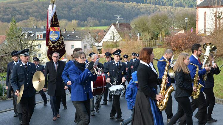 In feierlichem Zug ging es, begleitet von der Musikkapelle Bad Bocklet, zur Kirche. Foto: Björn Hein