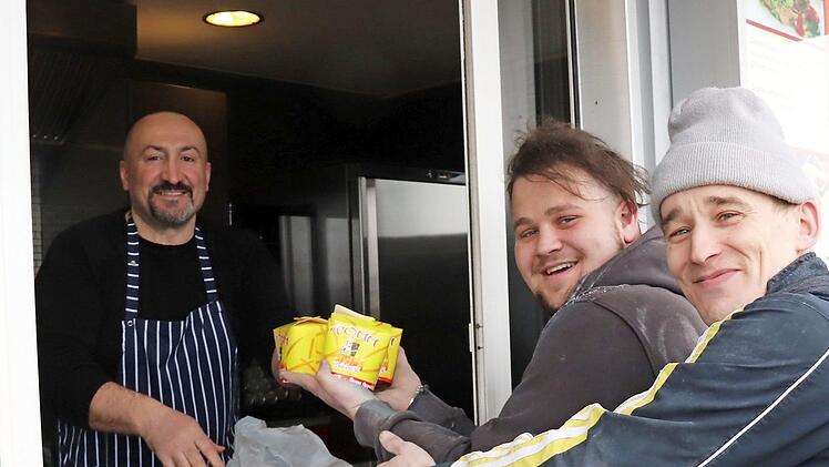 Zwei Bauarbeiter aus dem neuen Wohngebiet Seeside holen sich Döner für die Mittagspause.  Foto: Johanna Blum