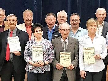 Eine gro&szlig;e Anzahl von Mitgliedern wurde f&uuml;r langj&auml;hrige Treue zum TV Obertheres geehrt. Foto: Carolin Winkler