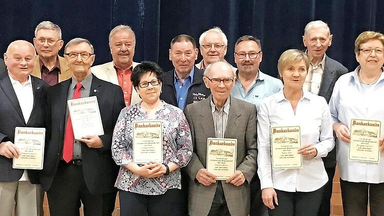 Eine gro&szlig;e Anzahl von Mitgliedern wurde f&uuml;r langj&auml;hrige Treue zum TV Obertheres geehrt. Foto: Carolin Winkler