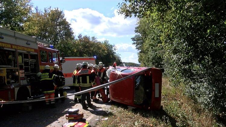 Im Landkreis W&uuml;rzburg kam es zu einem Verkehrsunfall: Eine 55-J&auml;hrige wurde in ihrem Wagen eingeklemmt. Foto: News5/DESK