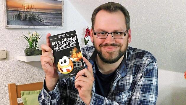 Tobias K&uuml;hnlein mit seinem neuen Buch  Foto: privat