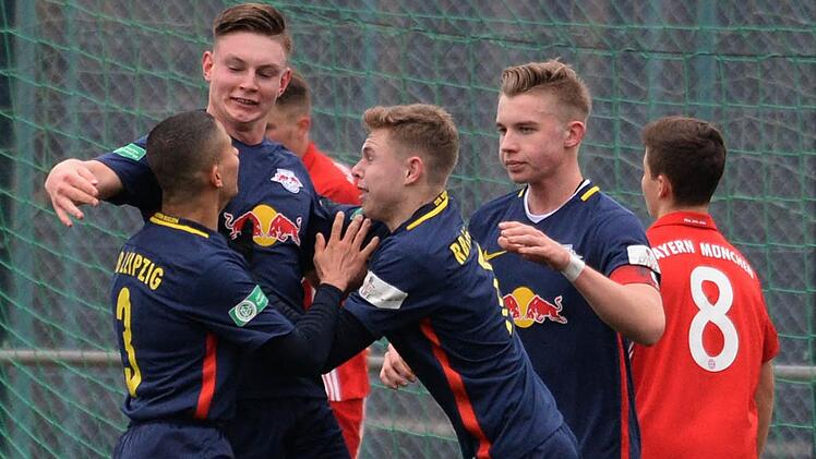 Nico Böhmer (Zweiter von links) freut sich 2017 über einen Treffer seiner Leipziger B-Junioren gegen den FC Bayern München. Das Testspiel fand beim TSV Neudrossenfeld statt, dem sich der Ex-Jugend-Nationalspieler jetzt angeschlossen hat.Peter Mularczyk