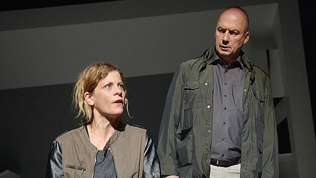 Hochkarätig besetzt ist die 2. Aufführung des laufenden 35. Theaterrings: Anna Schäfer (hier zusammen mit Martin Molitor) spielt die Hauptrolle in der Bühnenfassung von Fatih Akins 2018 mit dem Golden Globe ausgezeichneten Film "Aus dem Nichts".  Foto: Bernd Boehner