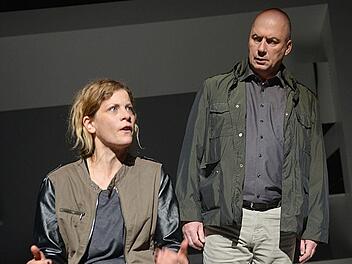 Hochkarätig besetzt ist die 2. Aufführung des laufenden 35. Theaterrings: Anna Schäfer (hier zusammen mit Martin Molitor) spielt die Hauptrolle in der Bühnenfassung von Fatih Akins 2018 mit dem Golden Globe ausgezeichneten Film "Aus dem Nichts".  Foto: Bernd Boehner