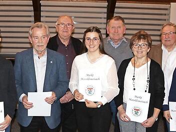 Bürgermeister Wolfram Thein (links) ehrte bei der Jahresabschlusssitzung Personen für besondere Leistungen. Das Foto zeigt (weiter von links): Konstantin Schneider, Dieter Klopfleisch, Werner Rögner, Katharina Ebert, Kurt Hemmer, Jutta Neuner, Helmut Käferlein, Stefanie Stark und Katja Fassl.  Foto: Helmut Will