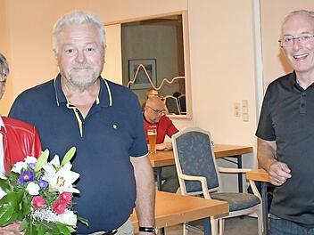 Jürgen Tenschert (rechts) dankte Gerd Weippert - mit Hanni Weippert - für über 40 Jahre Engagement im Ski-Club Bad Kissingen.