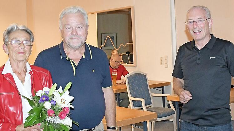 Jürgen Tenschert (rechts) dankte Gerd Weippert - mit Hanni Weippert - für über 40 Jahre Engagement im Ski-Club Bad Kissingen.