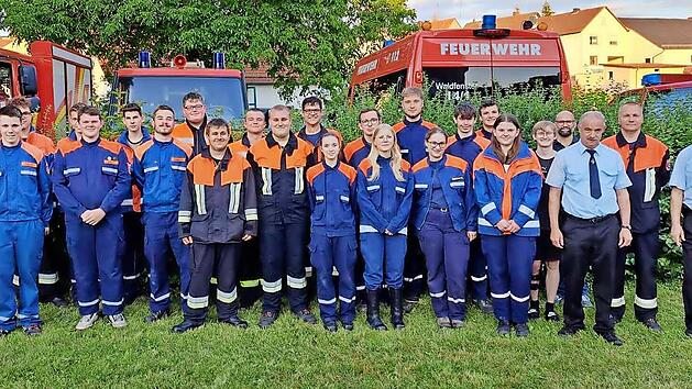 Unser Foto zeigt die erfolgreichen Absolventen sowie die Abnahmeprüfer (erste Reihe, von links) Vanessa Karch (Jugendwartin Feuerwehr Stralsbach), (zweite Reihe, von links) Christoph Kröckel (stellvertretender Kommandant Feuerwehr Stralsbach) und ...