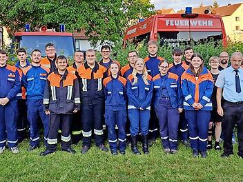 Unser Foto zeigt die erfolgreichen Absolventen sowie die Abnahmeprüfer (erste Reihe, von links) Vanessa Karch (Jugendwartin Feuerwehr Stralsbach), (zweite Reihe, von links) Christoph Kröckel (stellvertretender Kommandant Feuerwehr Stralsbach) und ...