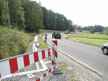 Im Oktober erhält die Staatstraße zwischen Unterschleichach und Tretzendorf eine neue Fahrbahndecke. Hier wird derzeit die Amphibienschutzmaßnahme fertig. Und die Gemeinde Oberaurach will entlang der Straße auch den seit 25 Jahren gewünschten Radweg verwirklichen.