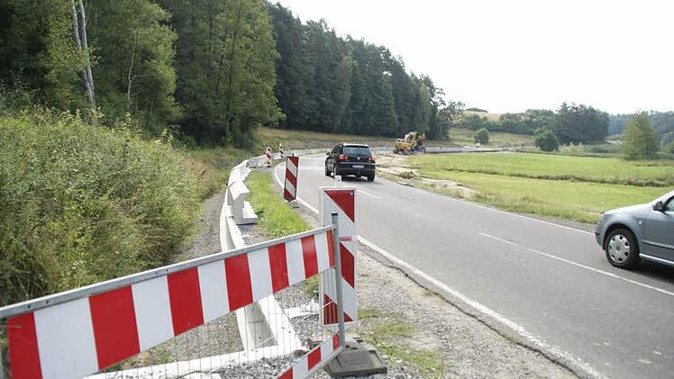 Im Oktober erhält die Staatstraße zwischen Unterschleichach und Tretzendorf eine neue Fahrbahndecke. Hier wird derzeit die Amphibienschutzmaßnahme fertig. Und die Gemeinde Oberaurach will entlang der Straße auch den seit 25 Jahren gewünschten Radweg verwirklichen.