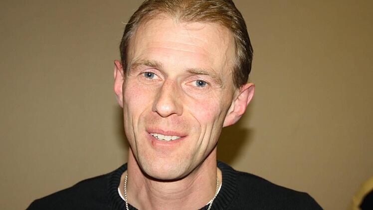 "Bei der Fußgängerampel an der Kirche kommt es immer wieder vor, dass Autofahrer bei Rot drüberfahren", berichtete Günter Kiesel und sorgte sich vor allem um die Kinder. "Es war schon öfter brenzlig", berichtete er. Dem stimmte auch der Oberbürgermeister zu: "Wir können niemanden mit Grün auf die Straße locken und dann wird die Ampel nicht gesehen." Die Stadtverwaltung will nun prüfen, ob die Schaltzeit reduziert werden kann und ein Hinweis möglich ist.