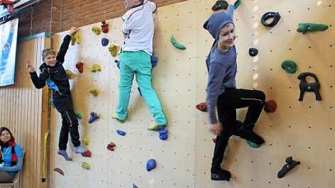 Hoch hinaus kann man an der Kletterwand.