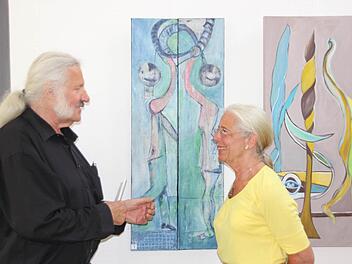 Karin Schöntag spricht mit Ingo Cesaro über ihr Lieblingsbild "Jugend".   Foto: Mariell Dörrschmidt