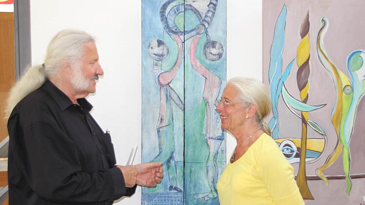 Karin Schöntag spricht mit Ingo Cesaro über ihr Lieblingsbild "Jugend".   Foto: Mariell Dörrschmidt